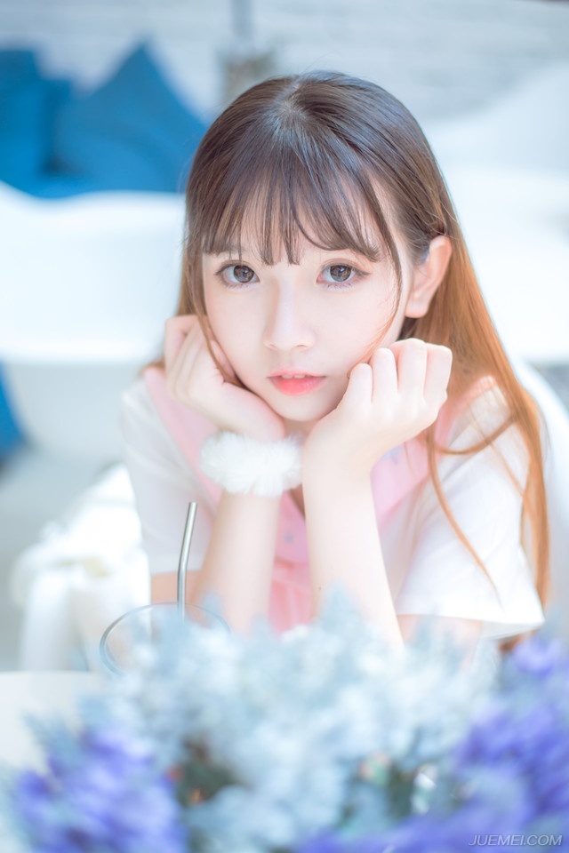 “拭目以待吧。”庞统微笑道，随后看向众人道：“却不知张任如今何在？”